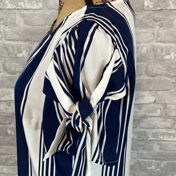 Roz & Ali Stripe Tie on Sleeve Top - Picture 2 of 6
